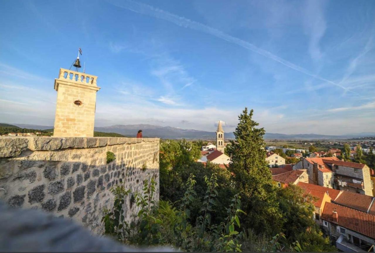 Apartman Gluic Sinj Buitenkant foto