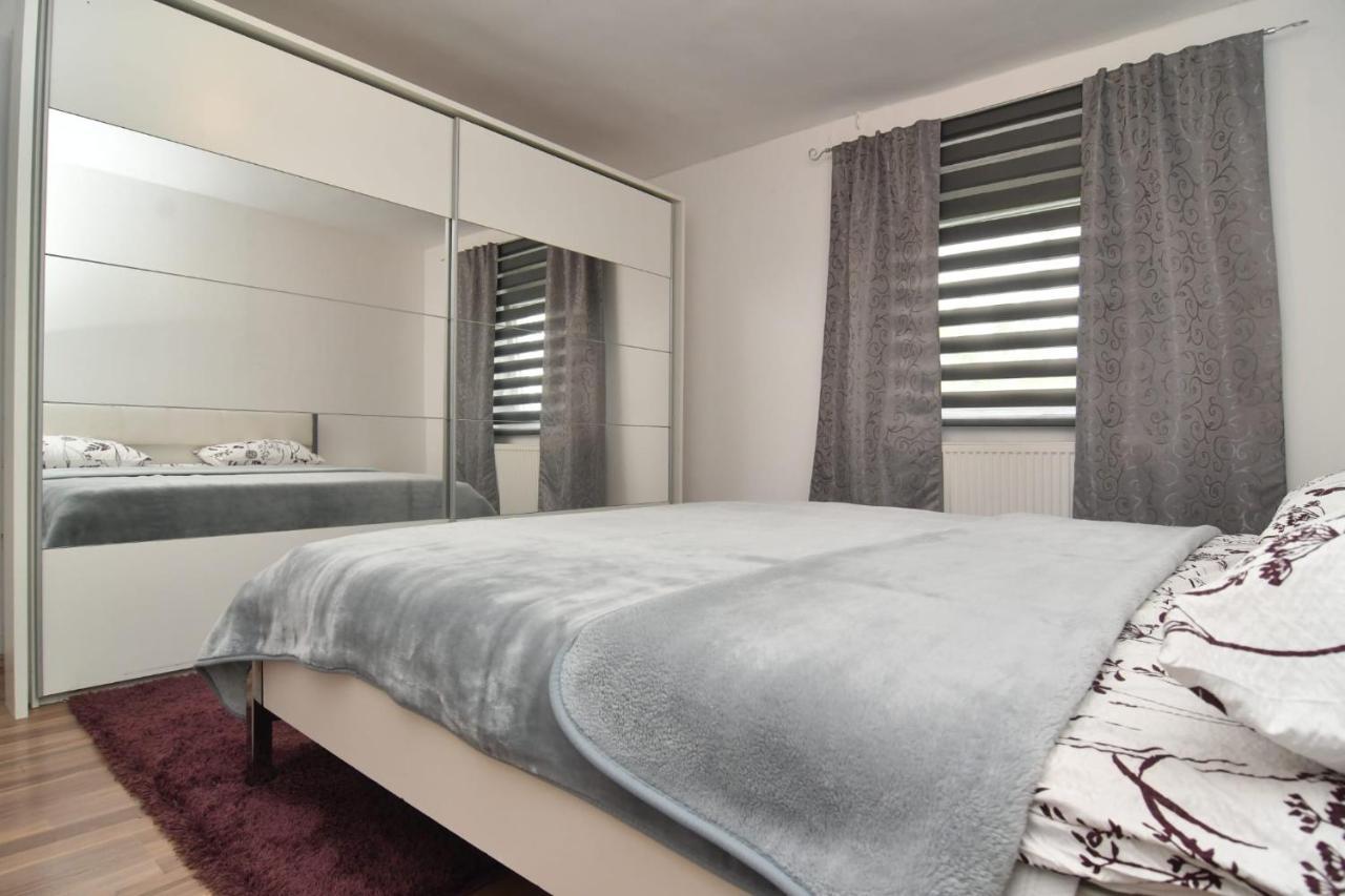 Apartman Gluic Sinj Buitenkant foto
