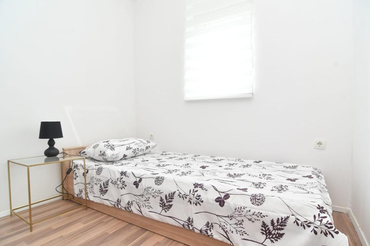 Apartman Gluic Sinj Buitenkant foto